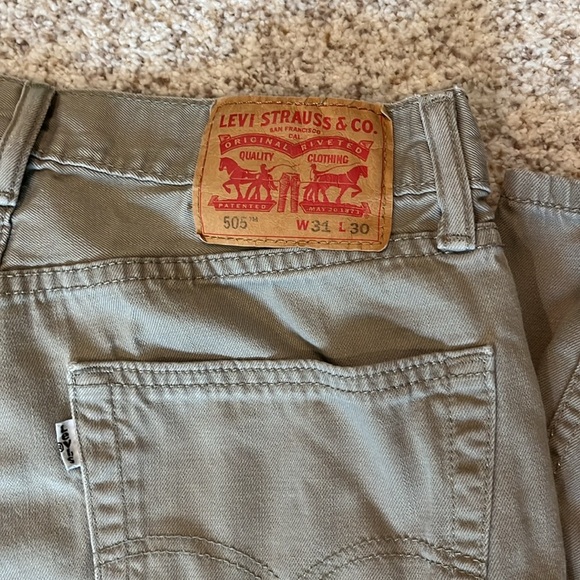 Men’s Khaki Levi’s Pants 31x30 - Picture 2 of 4